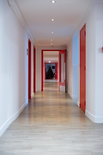 Rénovation du plateau administratif de l’OGEC Françoise Cabrini à Noisy-le-Grand (93) – Sols et peinture par AEC 