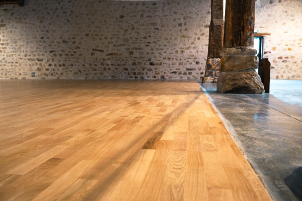 Réfection du parquet massif de la Grange aux Dîmes – Samoreau (77)