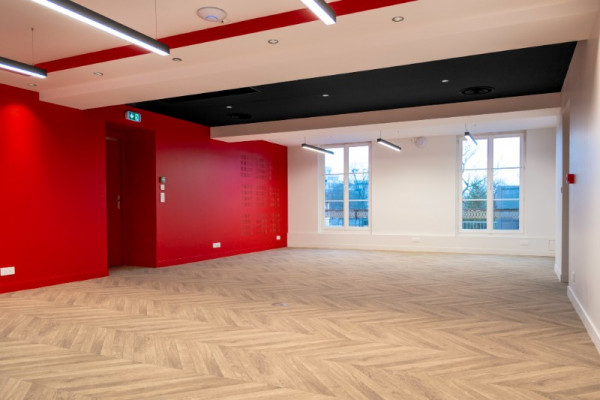 Rénovation du plateau administratif de l’OGEC Françoise Cabrini à Noisy-le-Grand (93) – Sols et peinture par AEC 