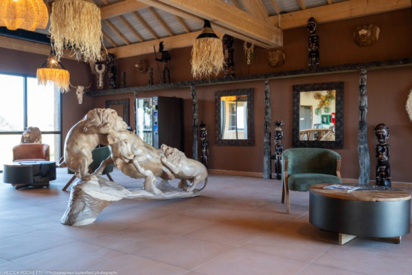 Le Royaume des Lions – Hôtel immersif au cœur de la savane (Lumigny-Nesles-Ormeaux, 77) - Peinturepar AEC