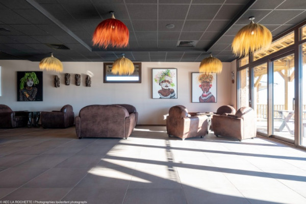 Le Royaume des Lions – Hôtel immersif au cœur de la savane (Lumigny-Nesles-Ormeaux, 77) - Peinturepar AEC