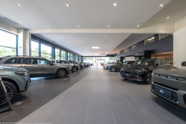 Peinture intérieure pour la concession Mercedes-Benz IDF – Groupe Autosphere à Vert-Saint-Denis